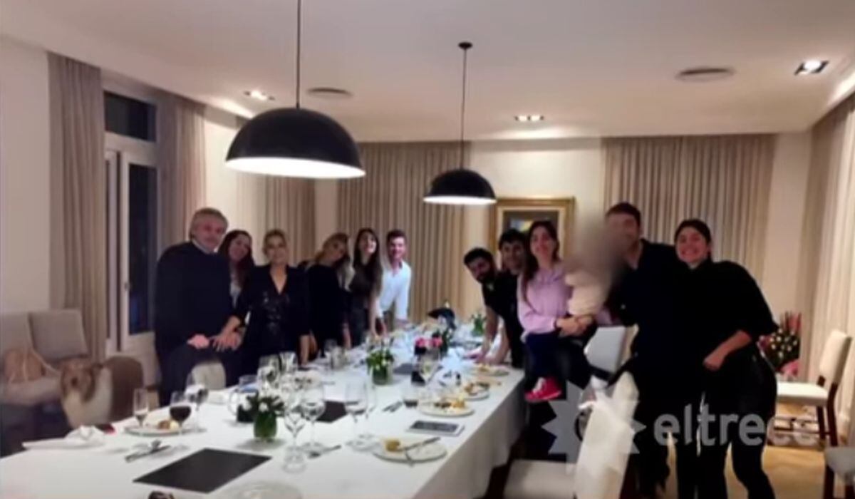 Imagen de la celebración del cumpleaños de la primera dama Fabiola Yáñez en la residencia presidencial durante lo más duro de las restricciones sanitarias del año pasado en Argentina. (Captura de video/YouTube).