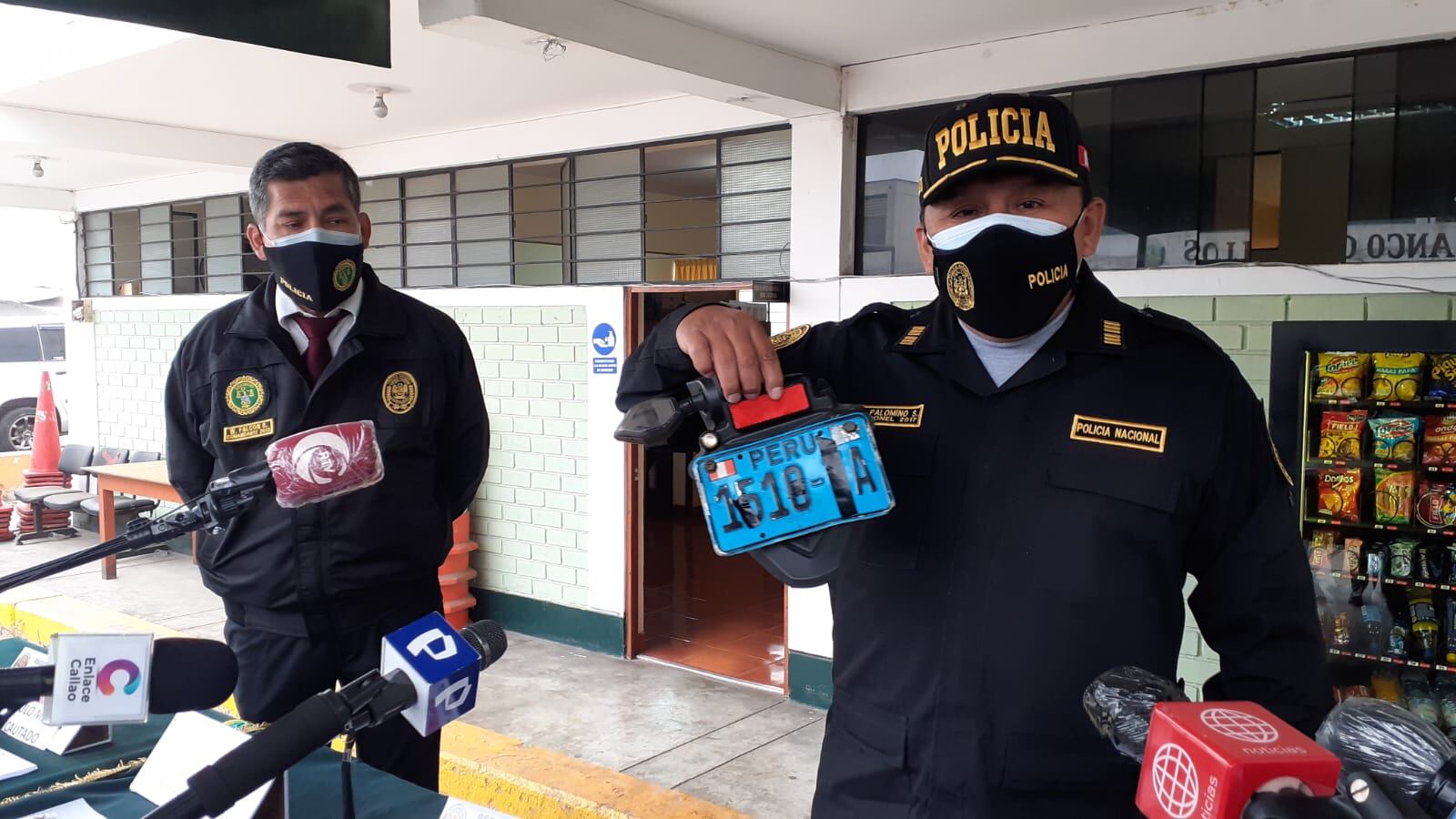 El temible Percy Rojas Gallardo (36), ‘Bolilmbo’ y Ricardo Javier Espinoza Chumbile (39), ‘Cañaña’, que pertenecerían a la banda ‘Los Sanguinarios de San Genaro’, fueron atrapados por policías de Depincri Chorrillos.