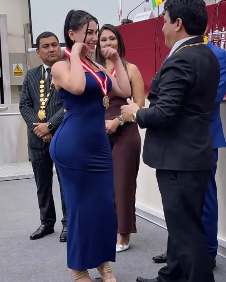 Karen Paniagua recibe reconocimiento del Parlamento Andino