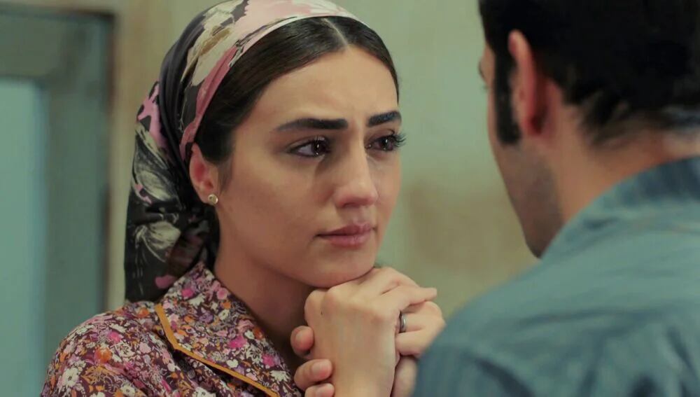 Gülten y Çetin tomándose de las manos (Foto: Tims & B Productions)