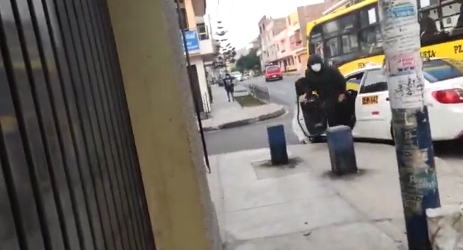 La fuga del segundo sicario tras quedar atrapado en el carro tras ser cerrado por vehículo de servicio público.