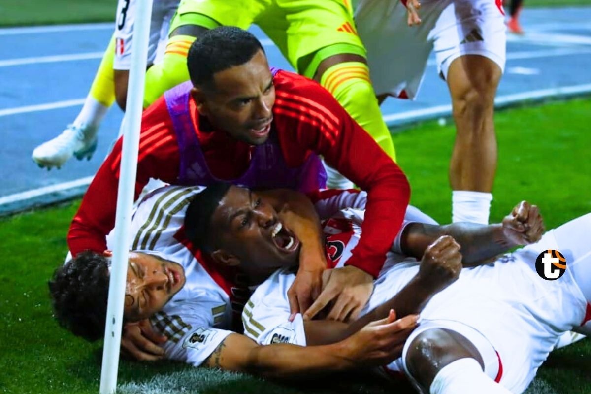 Miguel Araujo festeja con el resto del equipo el esperado 1-0 de Perú ante Uruguay (Foto: GEC)
