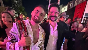 César BK se lució en la alfombra magenta de Premios lo Nuestro