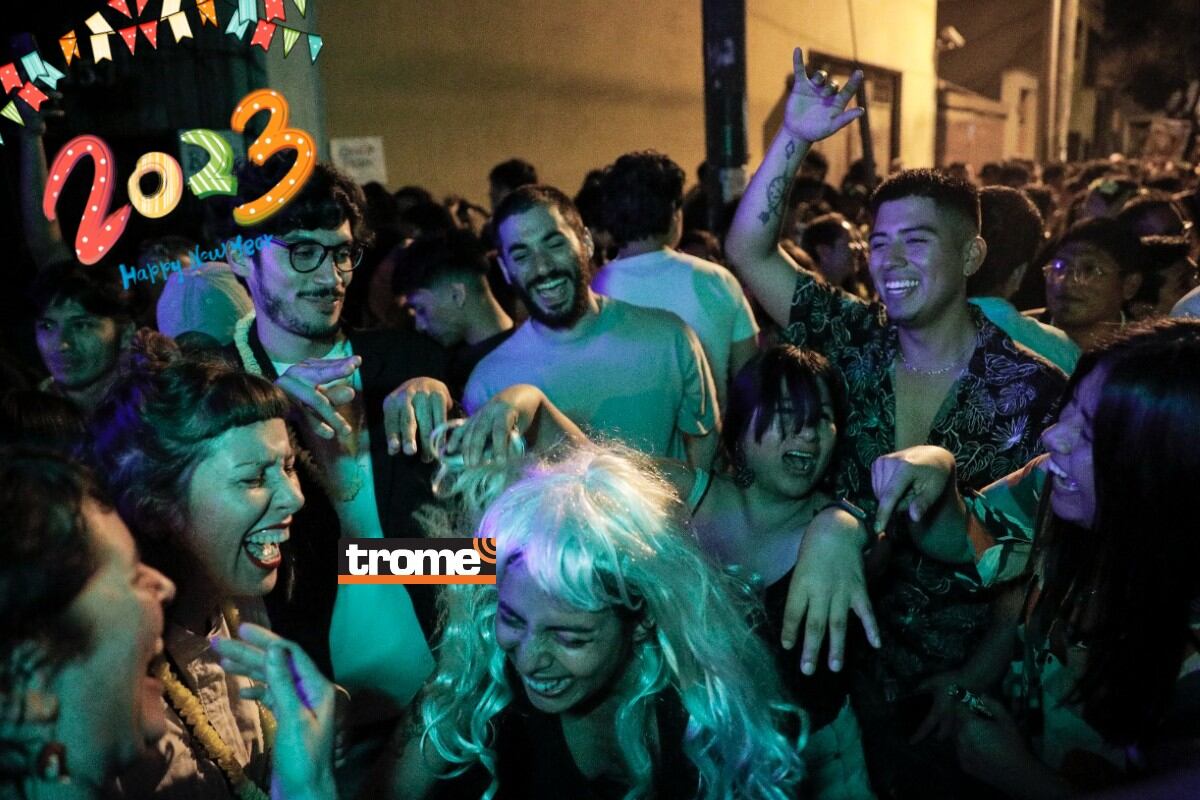 Despidieron el 2022 con festejos en las calles y también frente al mar. (Isabel Medina / Foto: Joel Alonzo / Trome)