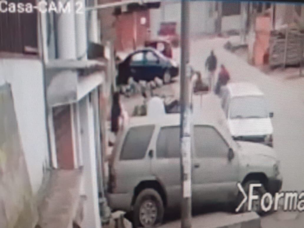 Una joven madre de familia fue herida de un balazo en la pierna por tratar de ir corriendo detrás de dos delincuentes que le robaron una bolsa con pañales y biberones.