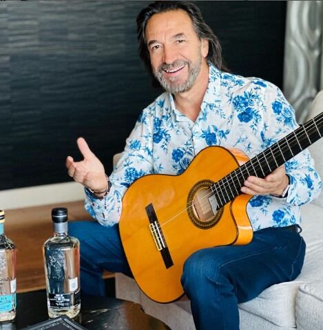 Con una camisa blanca y una guitarra, Marco Antonio Solís suele posar para sus redes sociales. (Foto: Marco Antonio Solís/Instagram)
