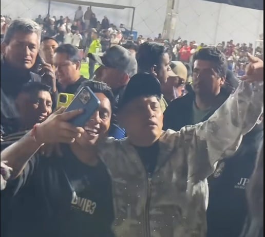 Christian Cueva y Gerald Oropeza antes de empezar el duelo. (Captura redes sociales)