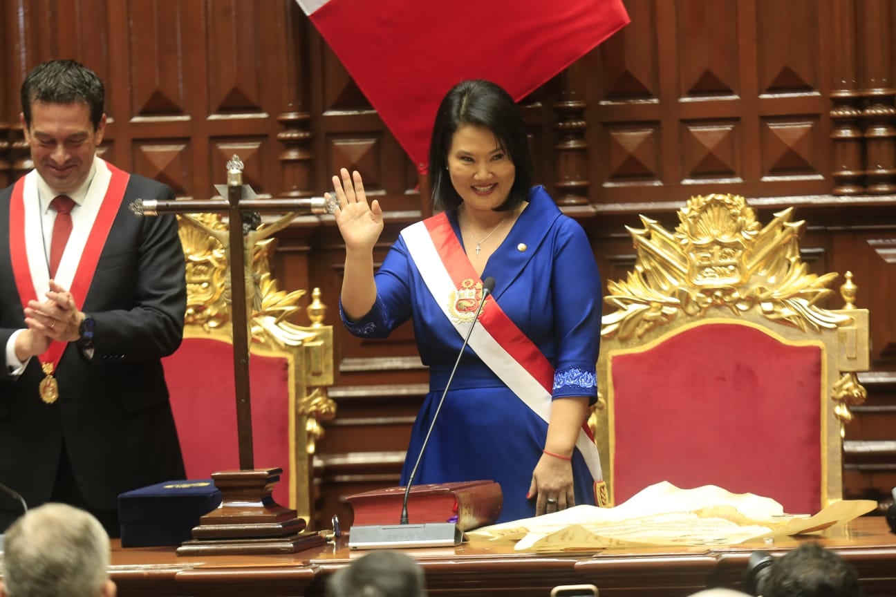 Keiko Fujimori, con su banda presidencial, saluda a los asistentes al Congreso de la República. (Foto: El Comercio)