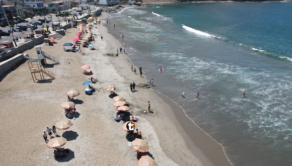 Playa Agua Dulce luce con arena