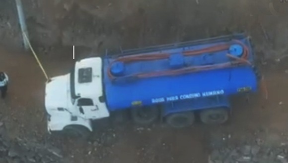 SJM: Retiran camión cisterna que estuvo a punto de caer sobre viviendas