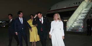 El secretario de Estado de EE. UU., Marco Rubio, y su esposa, Jeanette Dousdebes, llegaron al Grupo Aéreo N° 8, en el Callao la noche del 9 de septiembre de 2026. Fueron recibidos por el Canciller peruano Carlos Espá y el embajador de EE.UU. en Perú, Bernie Navarro. Foto: Martin Mejia / AFP