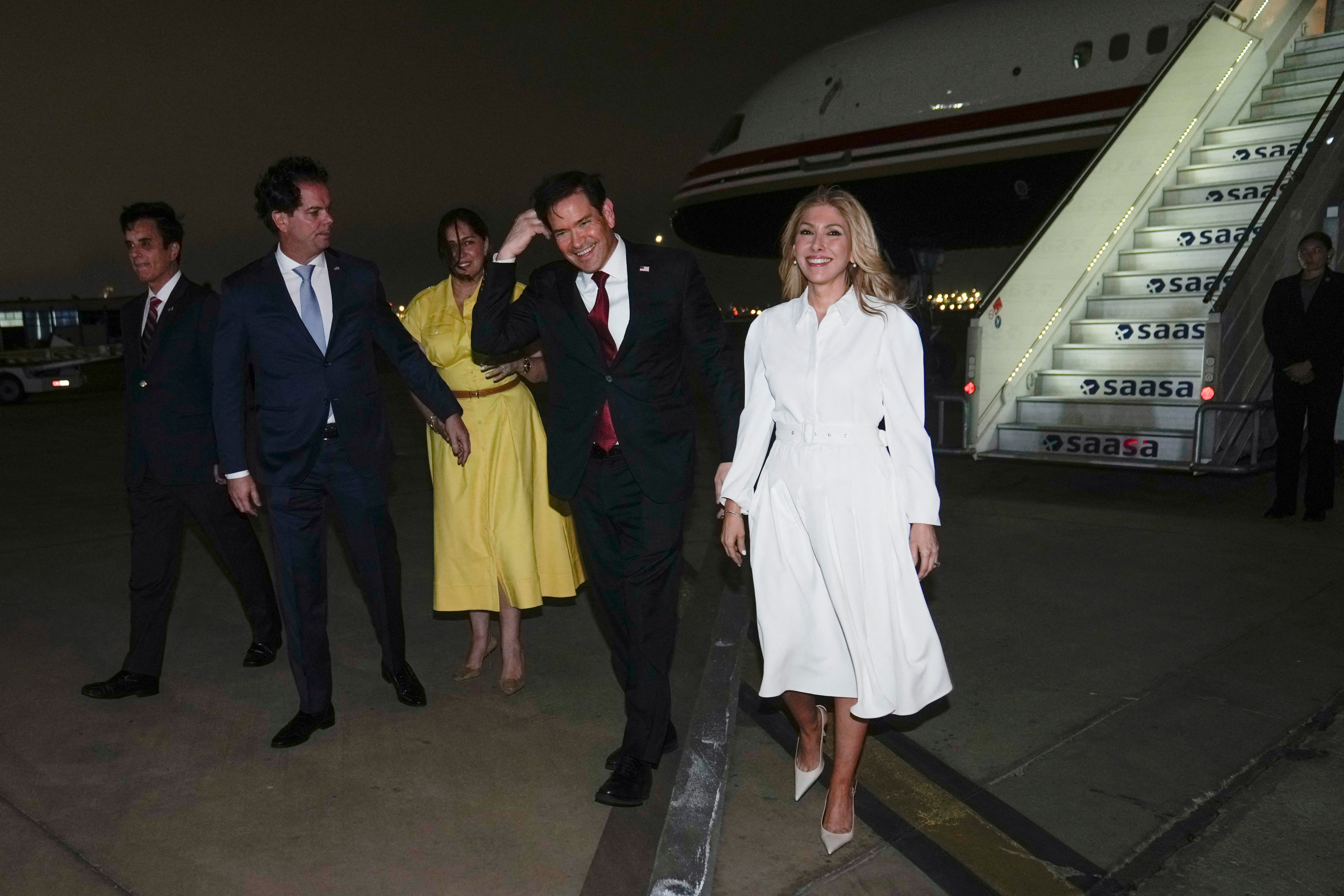El secretario de Estado de EE. UU., Marco Rubio, y su esposa, Jeanette Dousdebes, llegaron al Grupo Aéreo N° 8, en el Callao la noche del 9 de septiembre de 2026. Fueron recibidos por el Canciller peruano Carlos Espá y el embajador de EE.UU. en Perú, Bernie Navarro. Foto: Martin Mejia / AFP