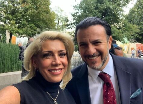 Vestidos elegantemente en una conocido centro de México, los actores Cynthia Klitbo y Alejandro Ávila sonríen antes de sacarse su respectivo 'selfie' (Foto: Cynthia Klitbo/Instagram)