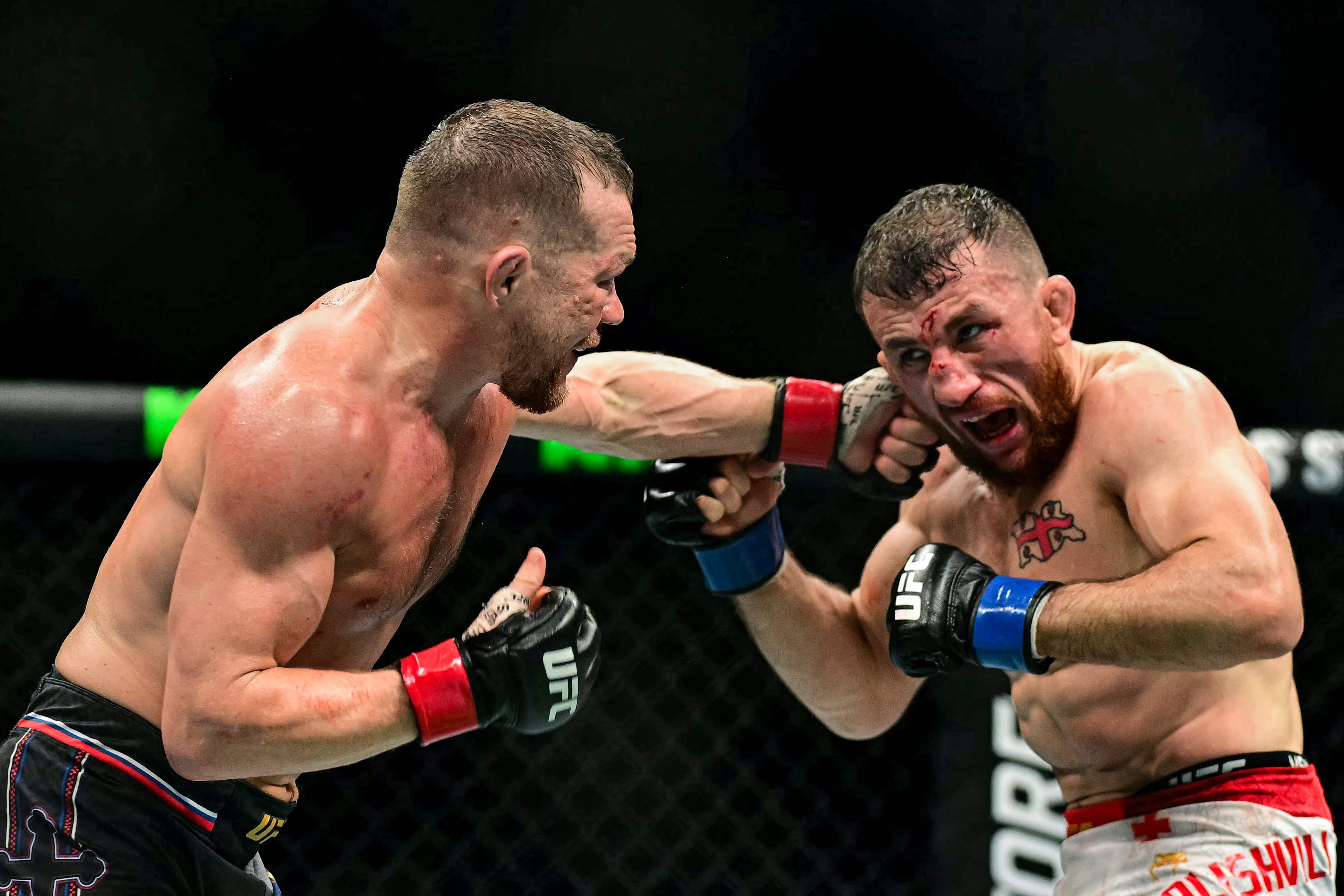 Petr Yan venció a Merab Dvalishvili en la trilogía de combates. (AFP)