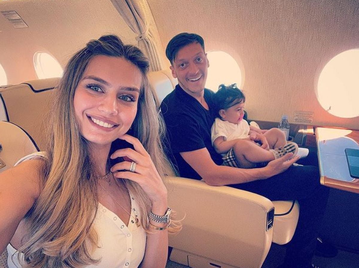 La actriz Amine Gülse y su esposo Mesut Özil, junto a su hija (Foto: Amine Gülse/Instagram)