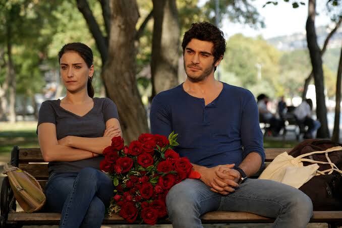 La telenovela turca “Amor de familia” está protagonizada por Hazal Kaya y Burak Deniz (Foto: Med Yapım)