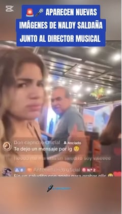 Naldy Saldaña denota incomodidad con acto del exdirector musical y le retira inmediatamente la mano.