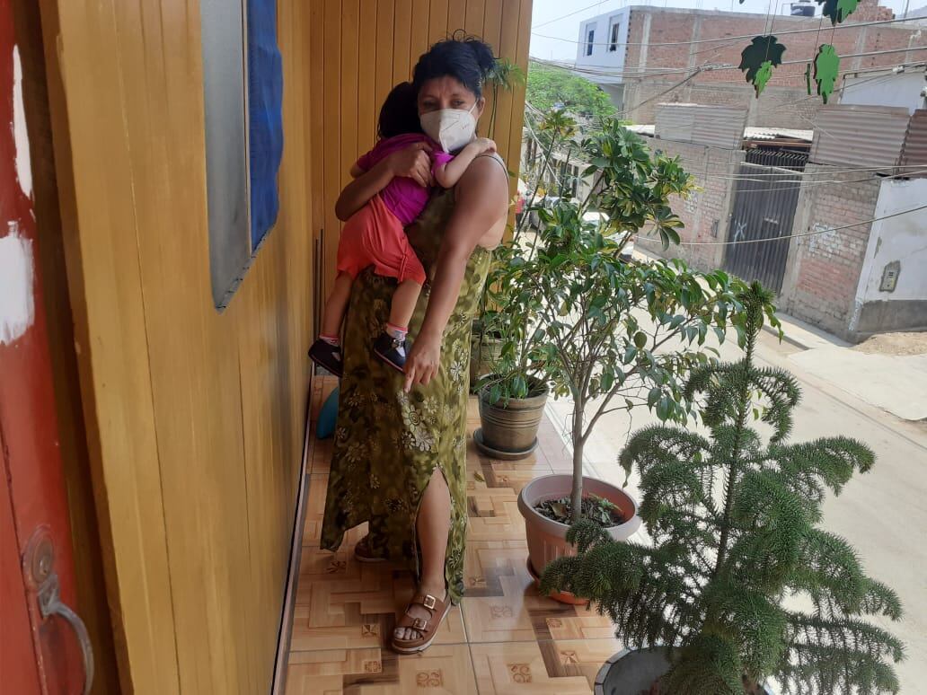 La madre de familia Elsa Cabanillas Calderón (39), denunció que un delincuente robó una casita de juguete que donaron para su hijita enferma. (foto: Mónica Rochabrum/Trome)