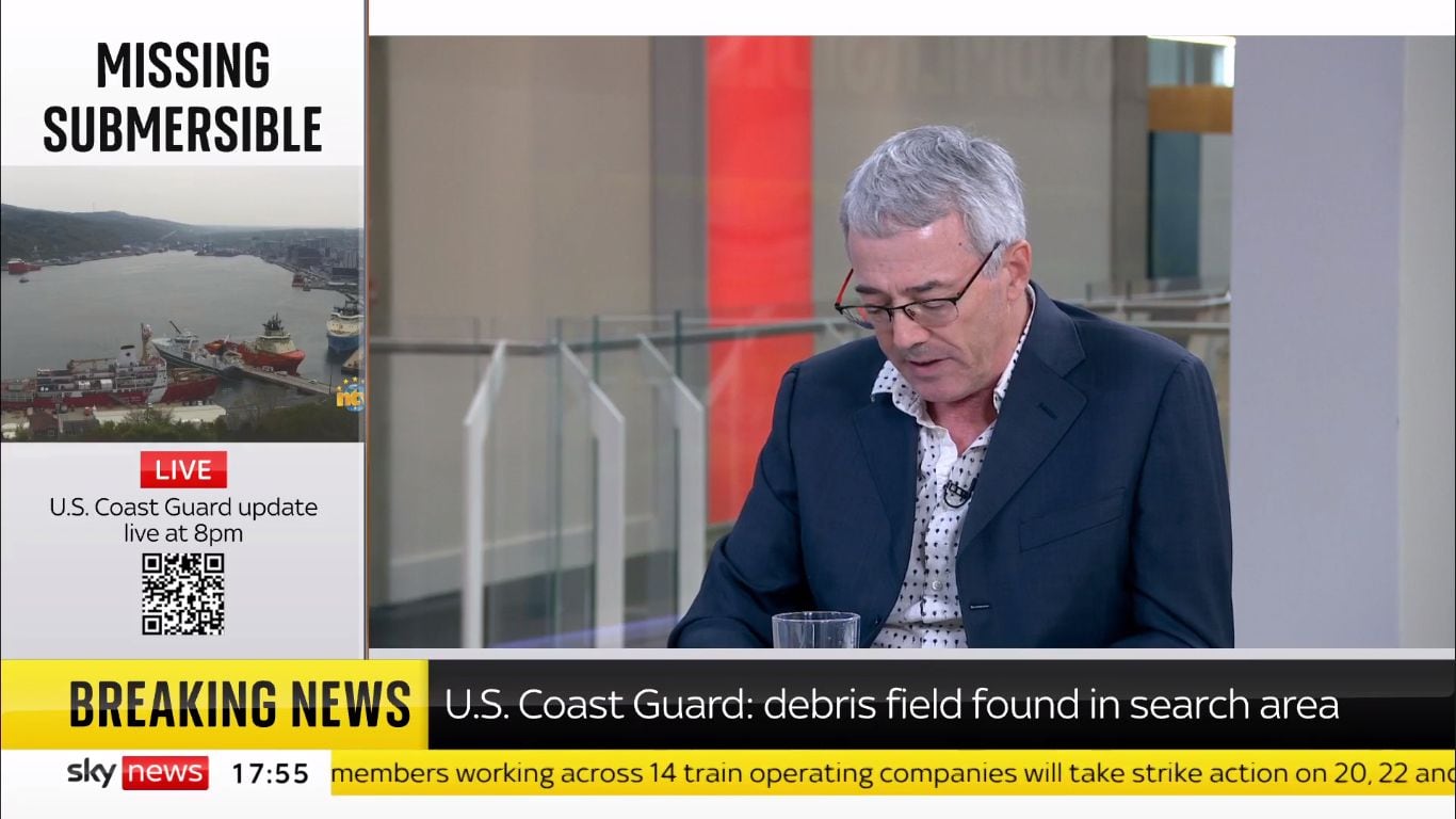 "No utilizas expresiones como "campo de restos" a menos de que no haya posibilidades de encontrar con vida a las personas", dijo el científico marino David Mearns a Sky News.