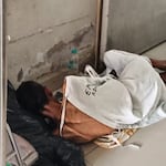 Duerme en el piso en hospital de Collique