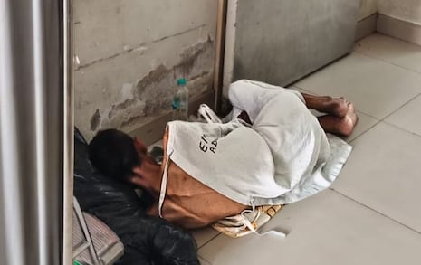 Imagen de paciente con TBC tendido en el piso del hospital de Collique causa gran impacto por su crudeza