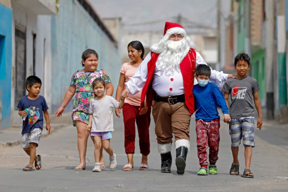 Julio Arroyo se viste de Papá Noel y sale a repartir regalos a niños de las zonas más pobres del país. Foto: Archivo GEC.
