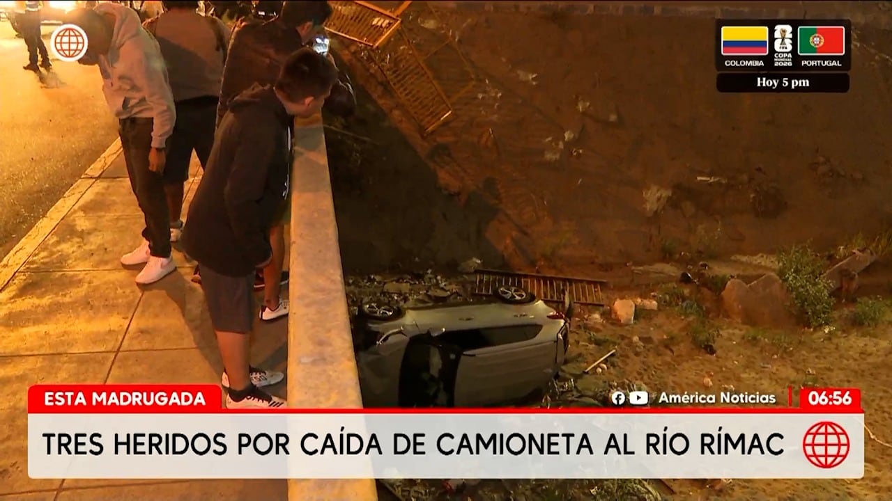 Los ocupantes de la camioneta gris fueron trasladados al Hospital Hipólito Unanue para ser atendidos | Foto: América TV