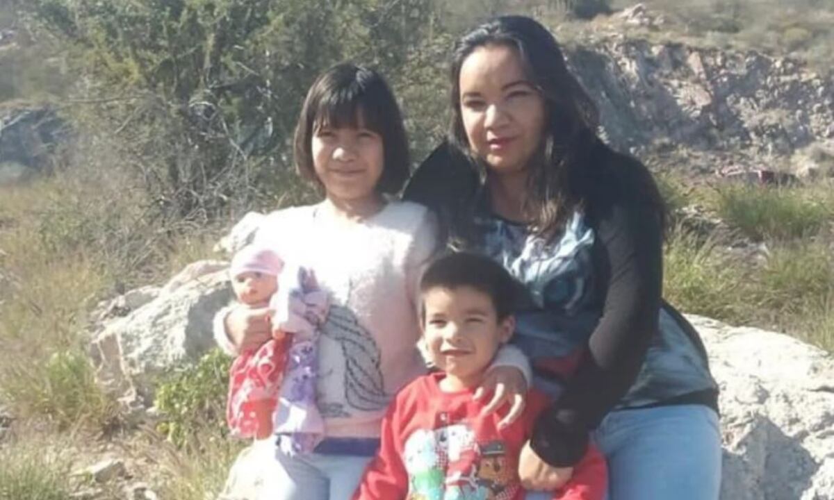 Francisca Rodríguez junto a sus dos hijos. (Foto: Facebook)