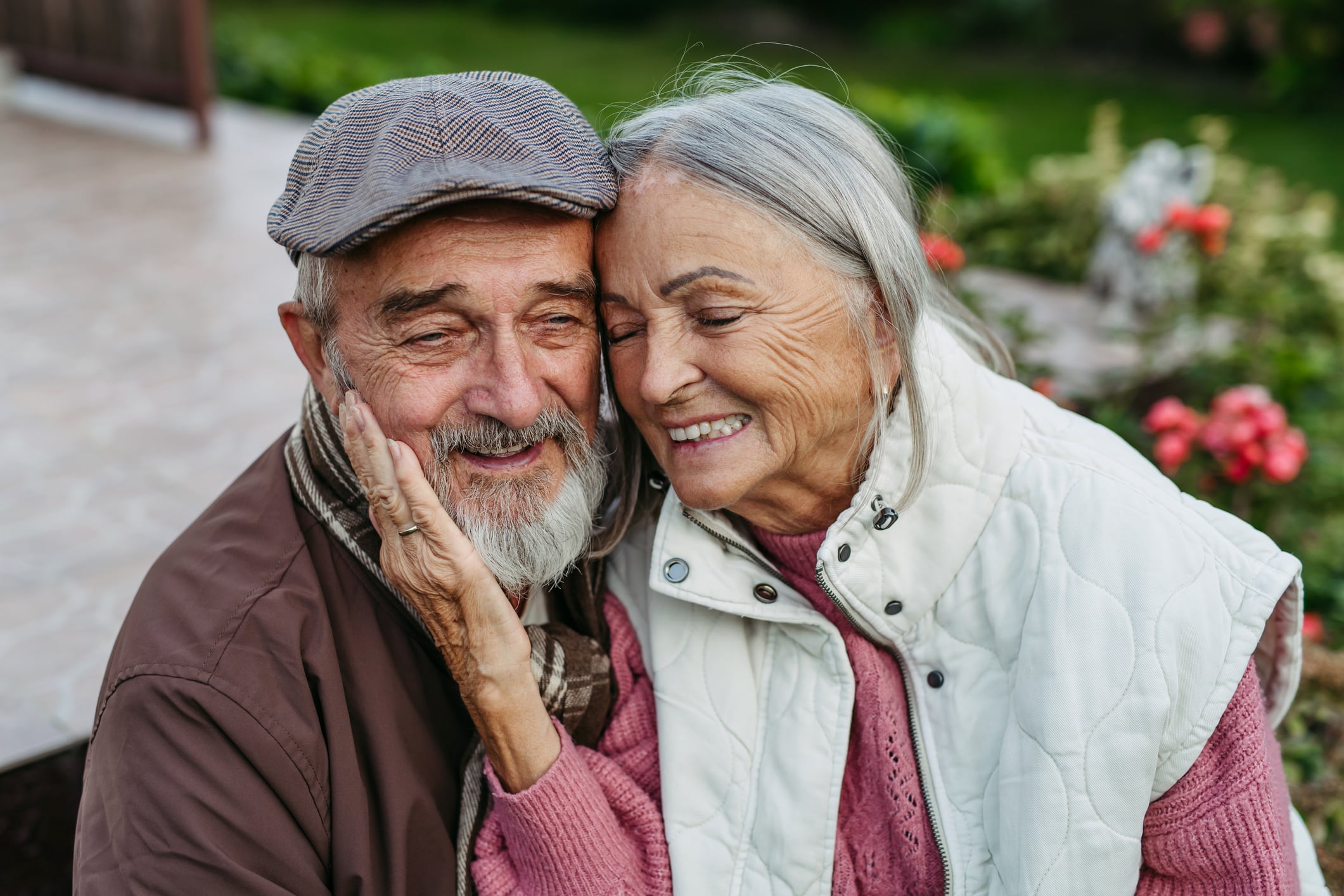 Si un familiar mayor decide iniciar una relación, evita comentarios o bromas que cuestionen su edad. Escucha, respeta su elección y permite que viva esta etapa sin prejuicios. Foto: Istock
