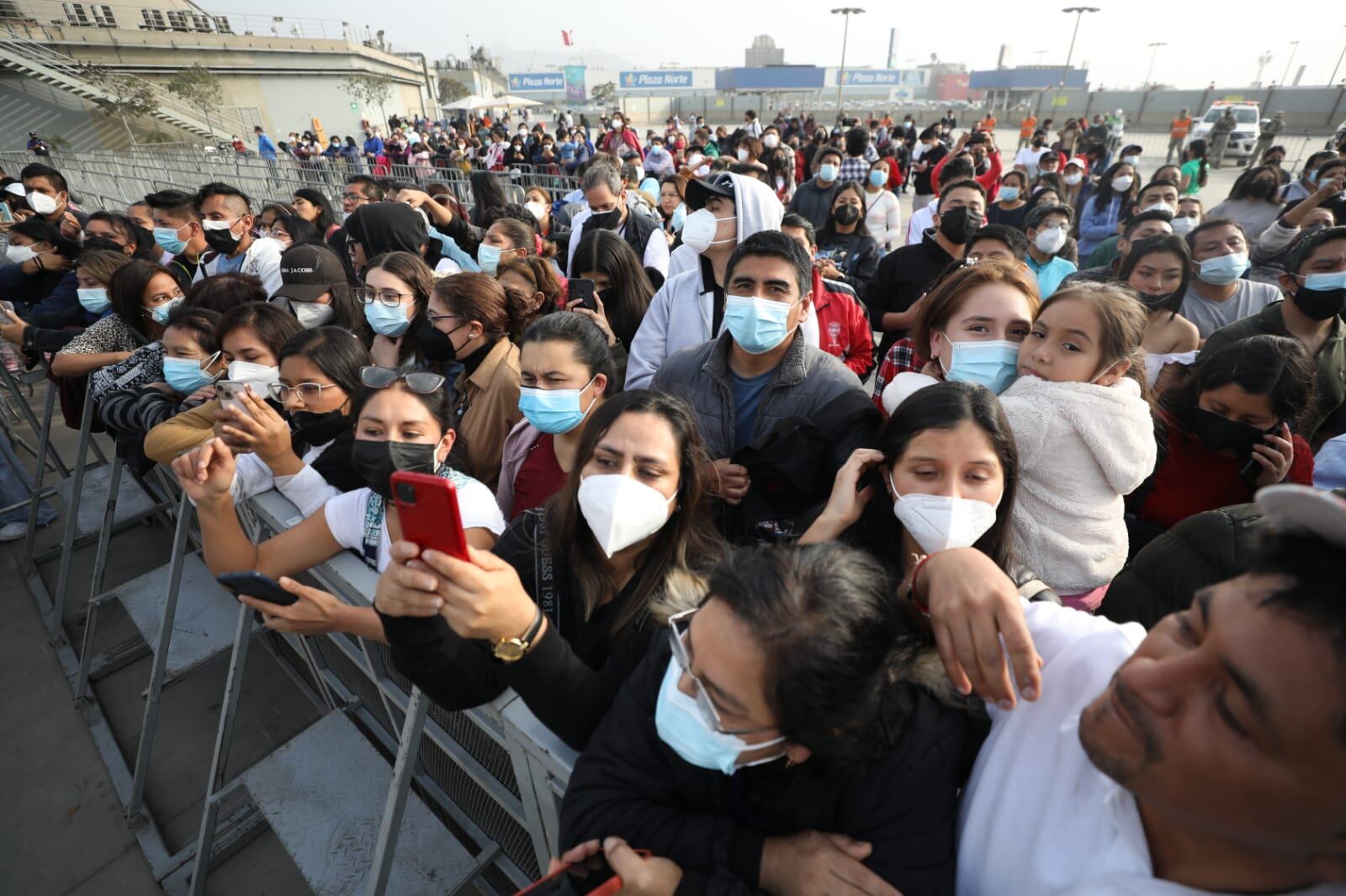 Presentación del libro "Lapadula, mis goles, mi sangre". Escrito por el seleccionado de fútbol Gianluca Lapadula en plaza Lima Norte.
Fotos: Julio Reaño/@Photo.gec