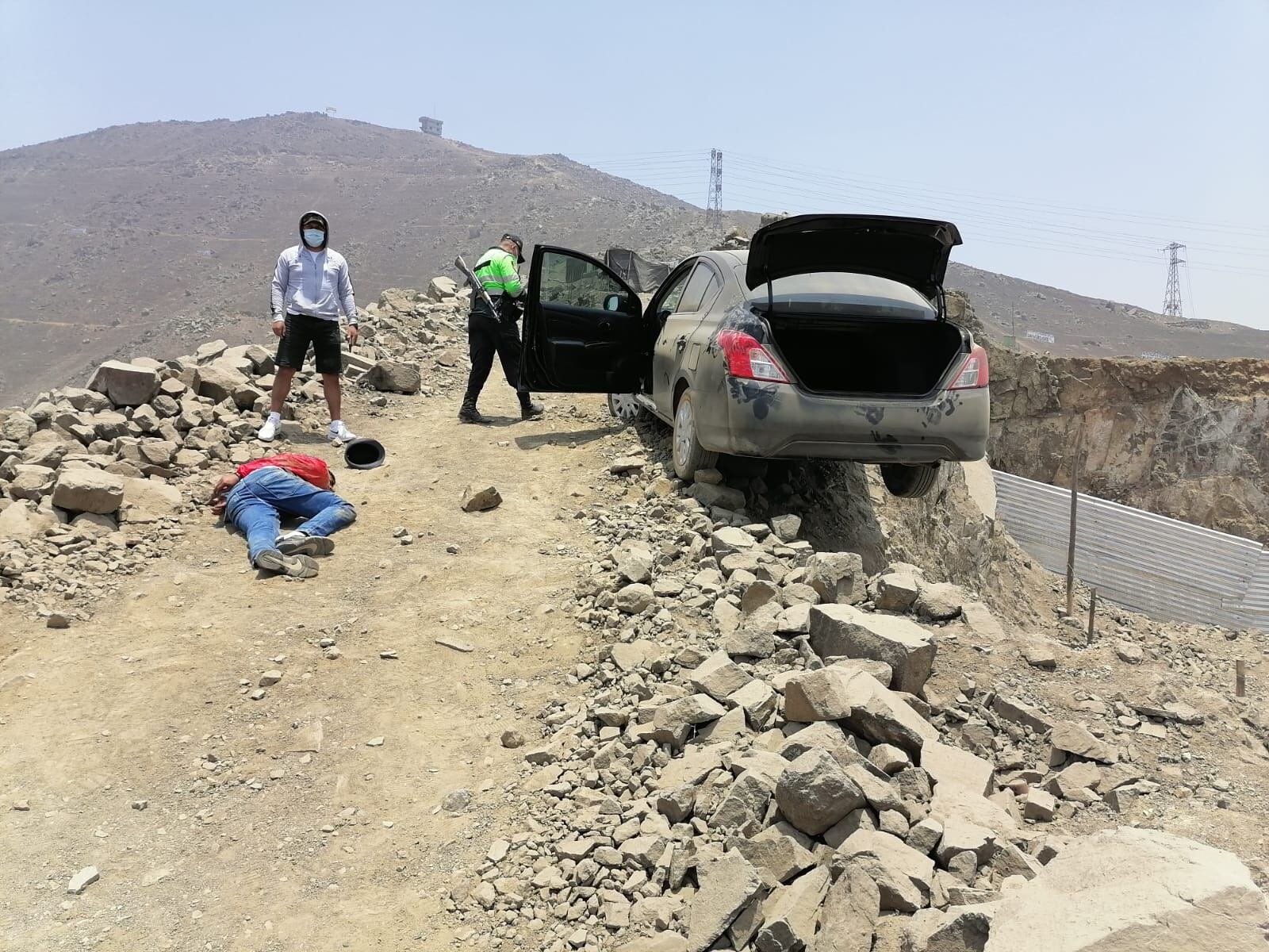 En su huida con el auto y cadáver de su víctima, venezolano estuvo a punto de caer del cerro. | Foto: Difusión