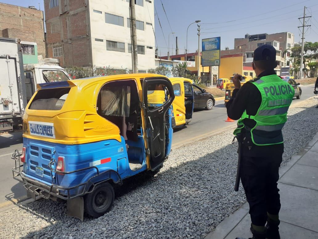 Sicarios en moto lineal asesinaron de siete balazos a un hombre de 52 años. (fotos: Mónica Rochabrum/Trome)