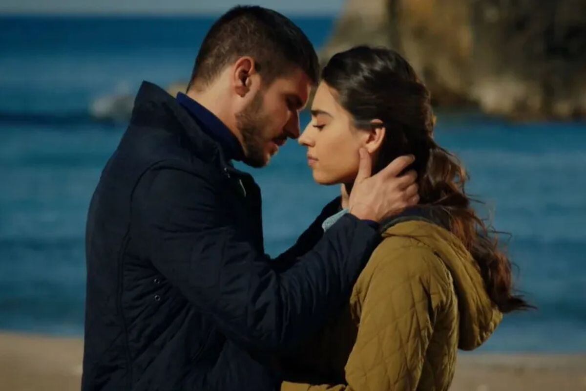 Tolgahan Sayismán y Amine Gülşe en “No te vayas sin mí” (Foto: Gold Film)