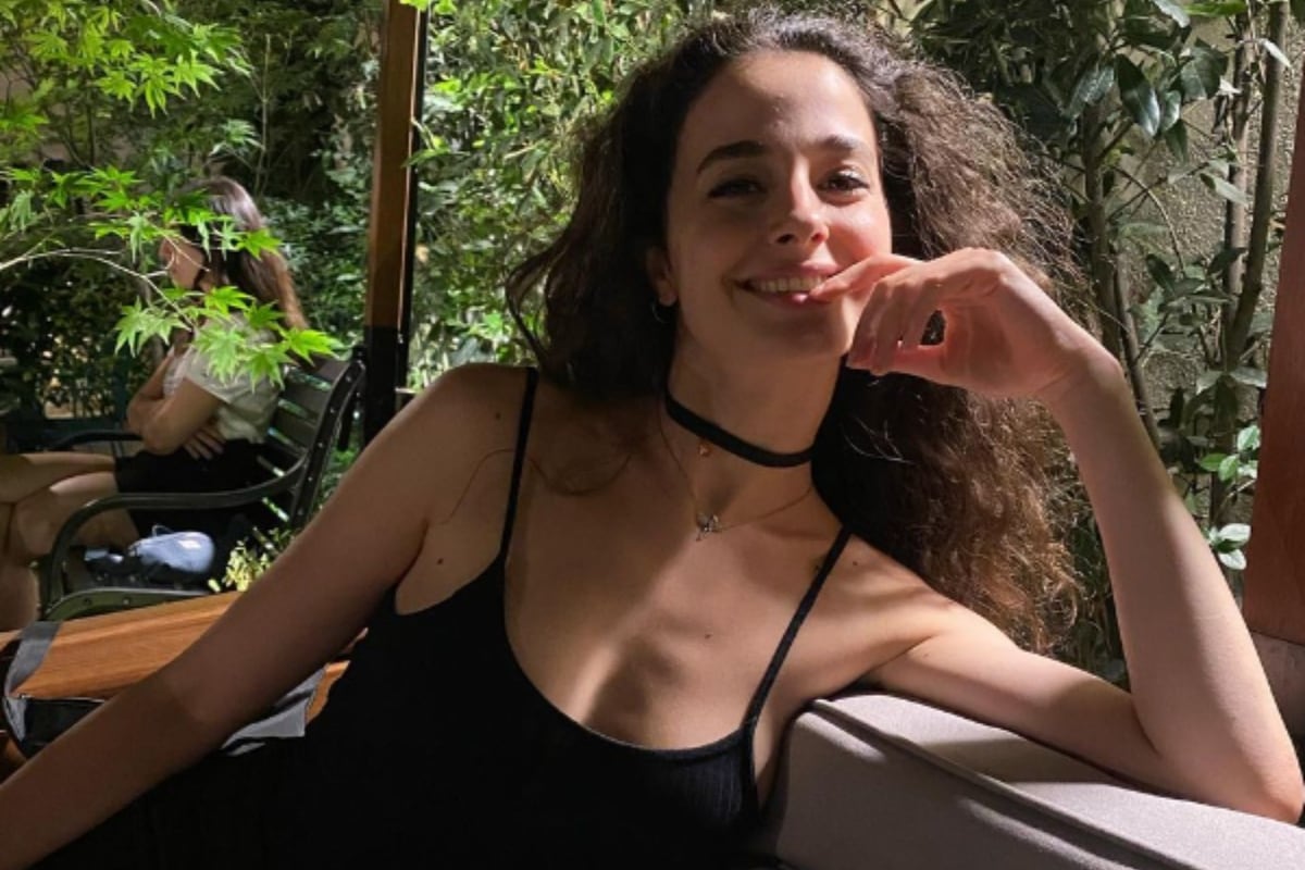 Nazlı Çetin posando con un vestido negro (Foto: Nazlı Çetin / Instagram)