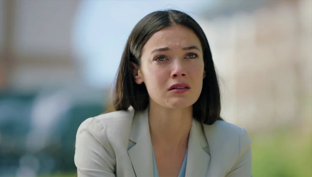 Ceylin destrozada tras su divorcio en la telenovela turca "Secretos de familia" (Foto: Ay Yapım)