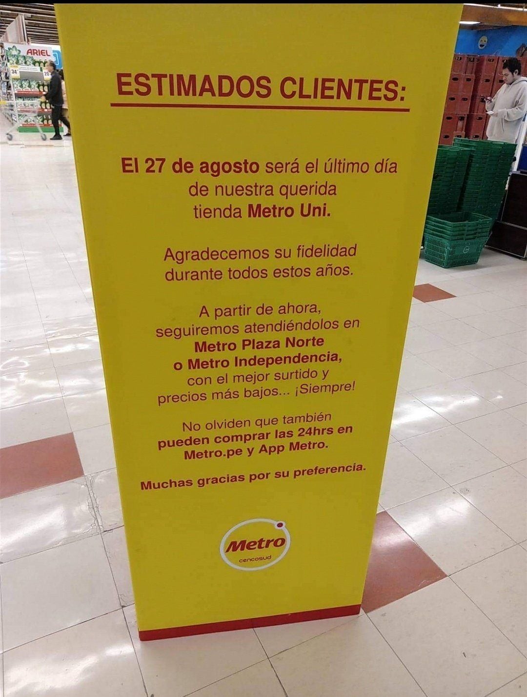 Metro colocó este cartel en su icónica tienda de la UNI.