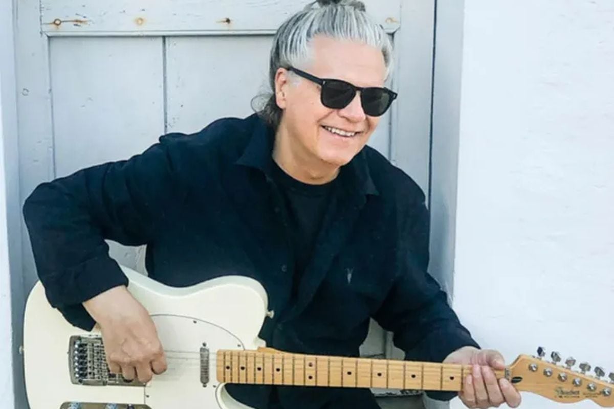 Andy Taylor junto a su mítica guitarra, en una foto compartida en sus redes sociales (Foto: Andy Taylor / Instagram)