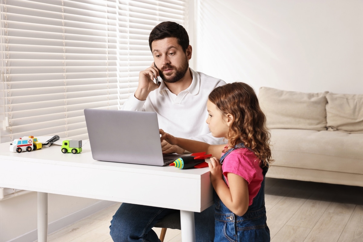 No se trata de pasar más horas con tus hijos, sino de compartir momentos de calidad. Aprende cómo lograr ese equilibrio. Foto: Istock.
