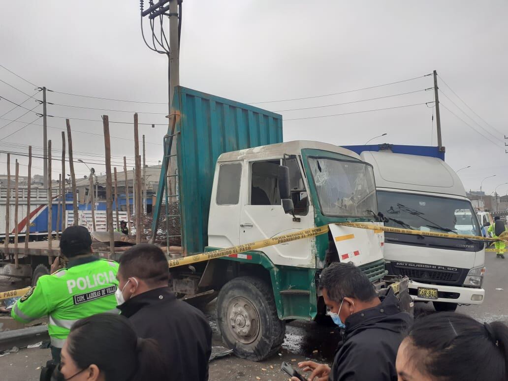 Una joven vendedora ambulante venezolana y un peatón murieron atropellados por un tráiler. (fotos: Mónica Rochabrum/trome)