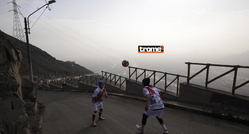 Hermanos Patadita logran muevo récord sin dejar caer el balón. (Trome / Britanie Arroyo)