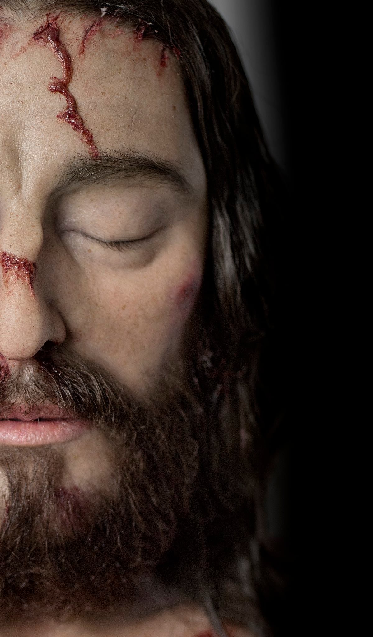 Una controversia es que se volvió a realizar el rostro de Cristo como caucásico.