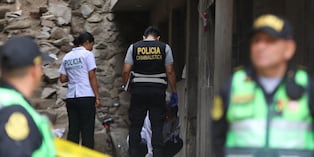 Peritos de Criminalística revisaron el frontis de la casa de la señora que vende desayunos y que sufrió un atentado con una bombarda. | Foto: Violeta Ayasta / Diario Trome