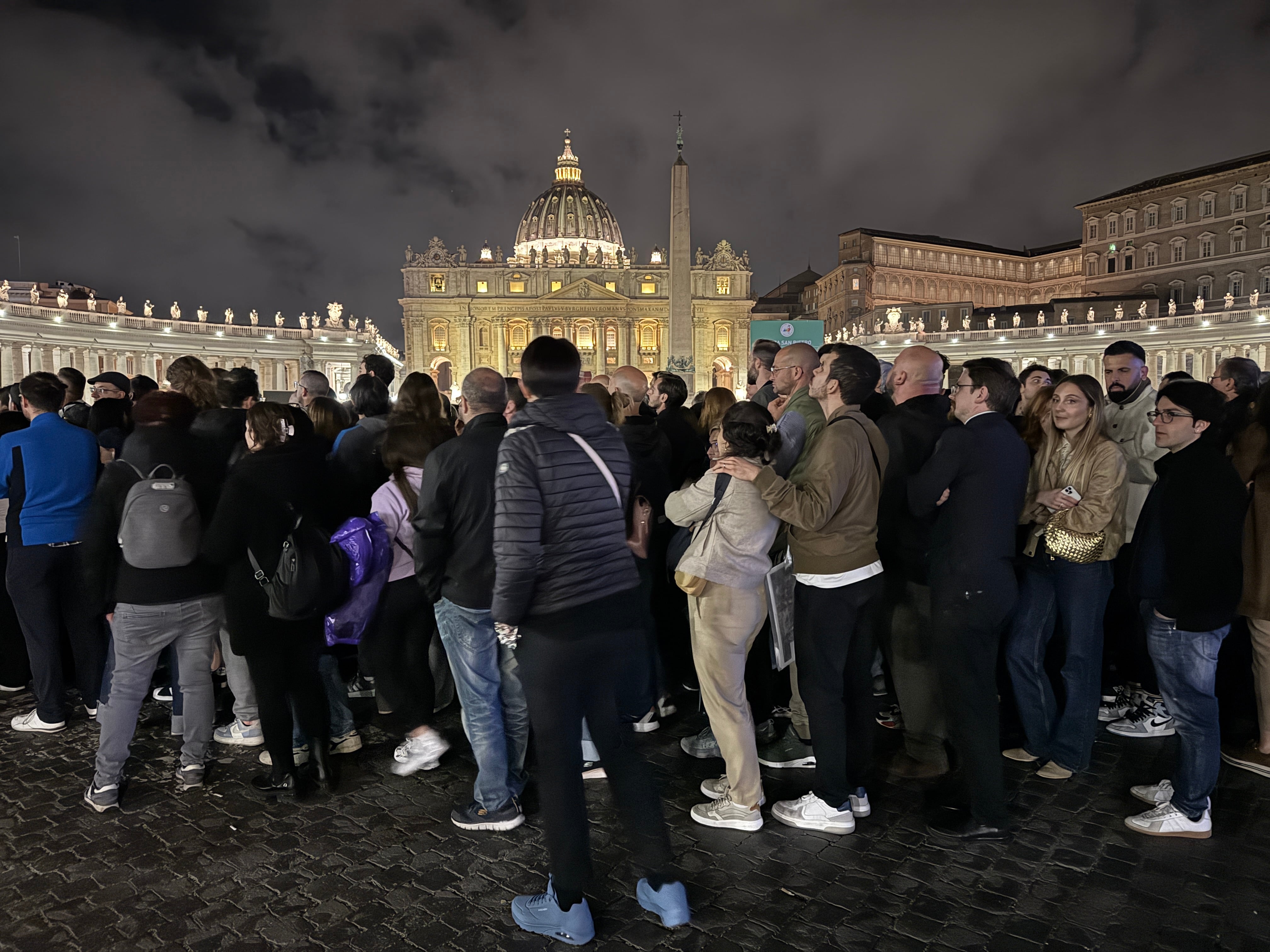 Miles de personas llegaron a la basílica de San Pedro(EFE/Daniel Cáceres)