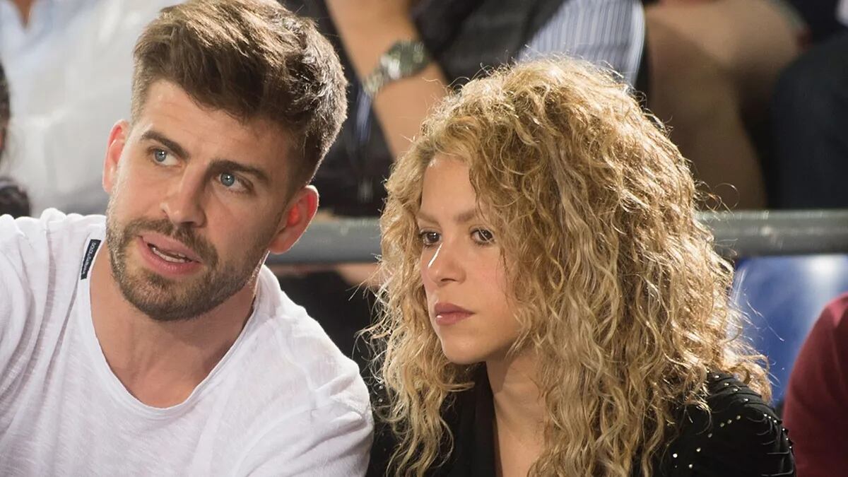 Gerard Piqué y Shakira conversando en las gradas de un evento. | Crédito: GTRES