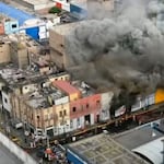 ¡Fuego frente al Almenara! Voraz incendio en La Victoria obligó a evacuar pacientes y movilizó más de 11 unidades de bomberos