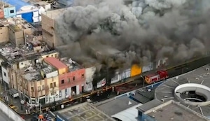 ¡Fuego frente al Almenara! Voraz incendio en La Victoria obligó a evacuar pacientes y movilizó más de 11 unidades de bomberos