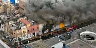 Incendio en almacén en La Victoria ocurre a una cuadra del hospital Almenara. (Foto: America Noticias)