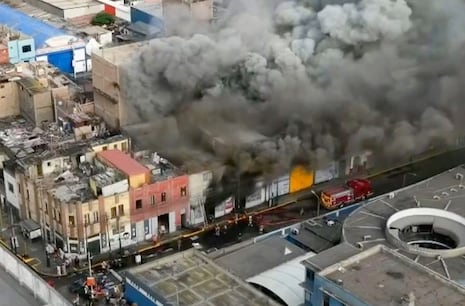 ¡Fuego frente al Almenara! Voraz incendio en La Victoria obligó a evacuar pacientes y movilizó más de 11 ...