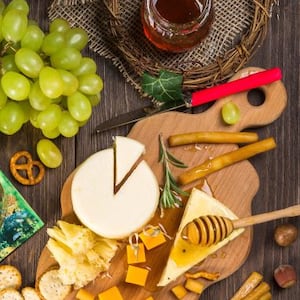 Una tabla de quesos es una forma creativa de probar, maridar productos y experimentar una gran variedad de sabores, texturas y aromas. (Foto: Pixabay)