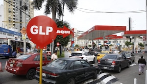 ¡Colas interminables y precios disparados! Conductores recorren Lima en busca de combustible